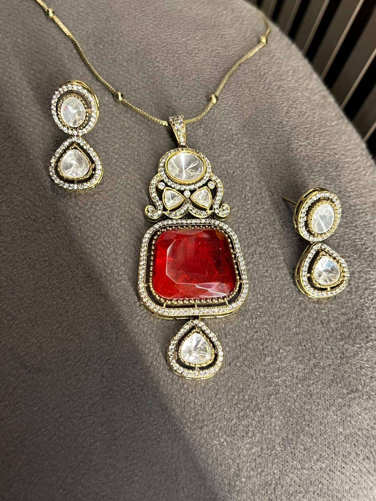 Big doublet stone and moissanite CZ stone work chain pendant set