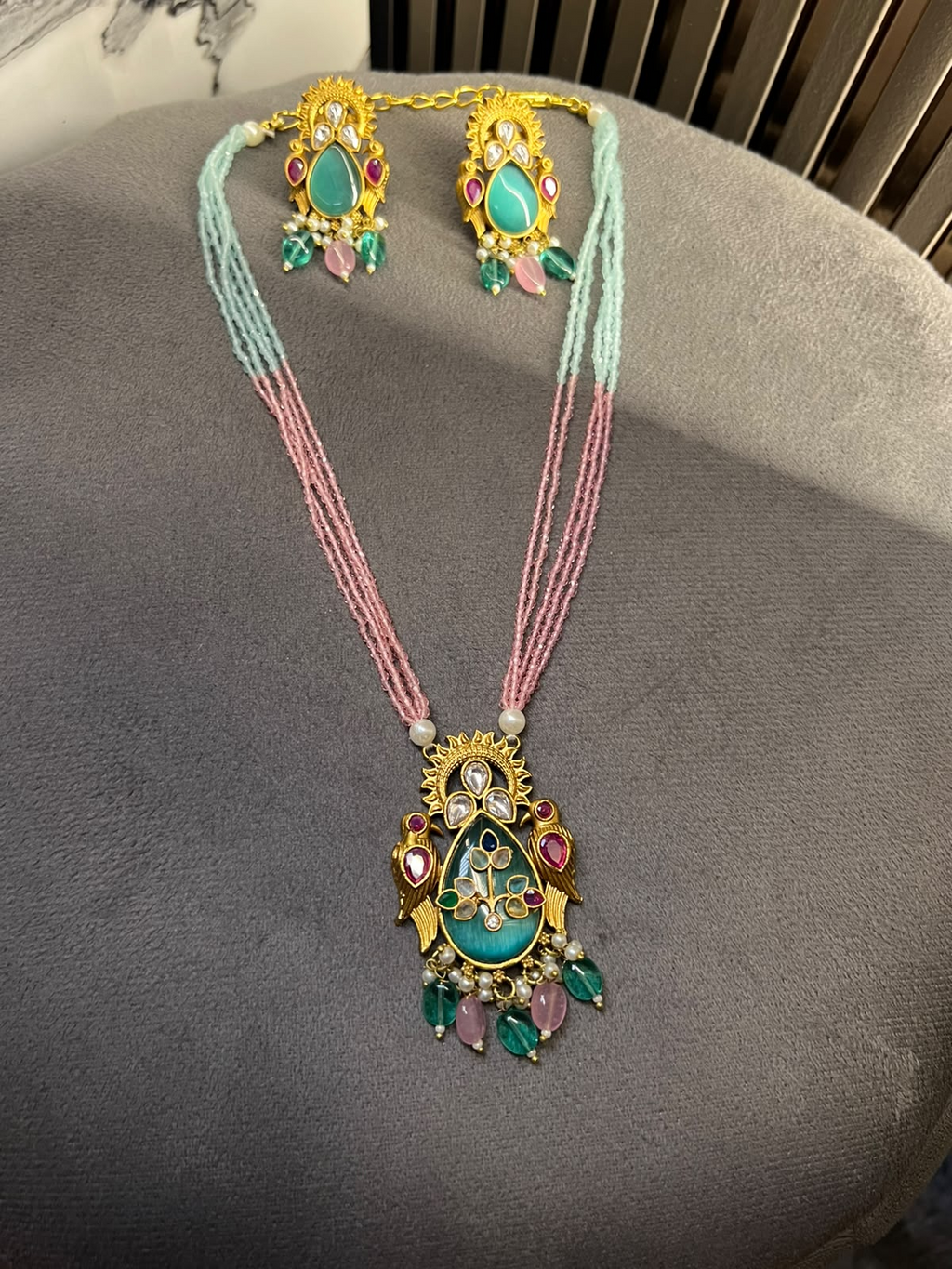 Monalisa and semi precious stone beads work pendant set full view