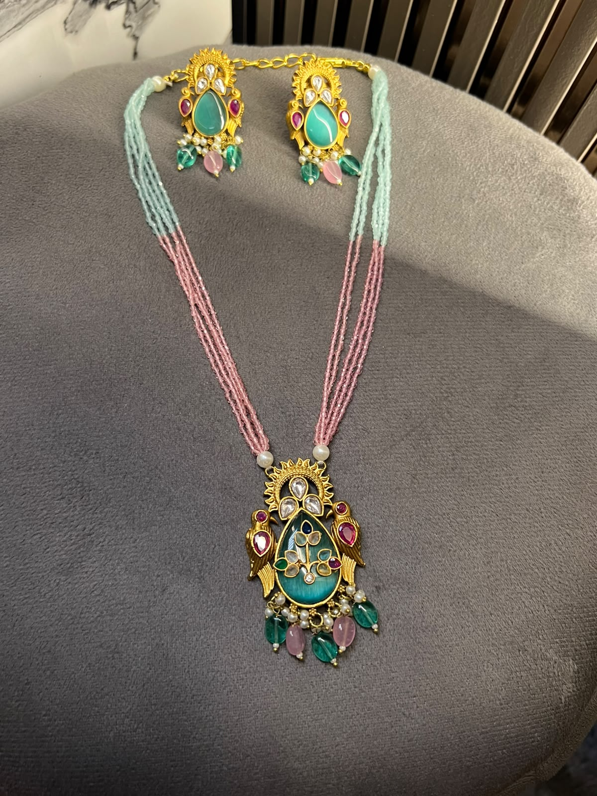 Monalisa and semi precious stone beads work pendant set full view